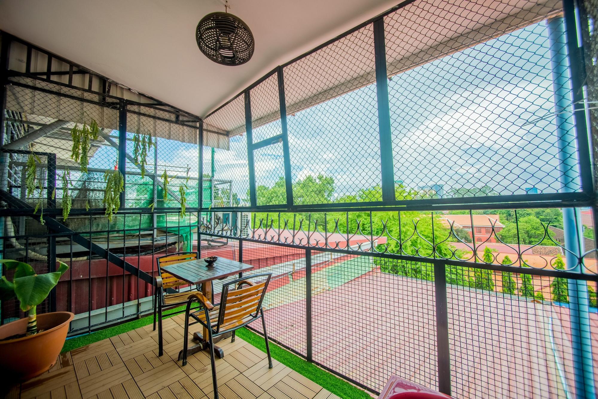 The Artist Residence Phnom Penh Exterior photo